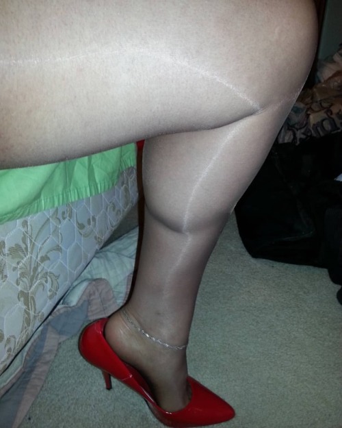 My #thick #legs #prettylegs and #feet #prettyfeet in #pantyhose doing a little #shoeplay#solestease#