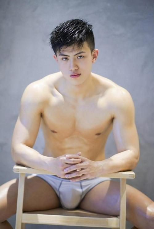 asianguycum:   onlyasianhunks:  PAGE 1  Wow he’s hot 