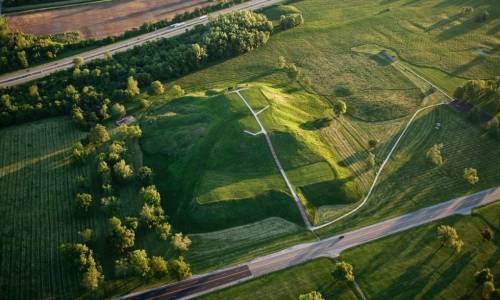 Cahokia in modern-day Illinois (left), what it may have looked like (center, right). Monk’s Mo