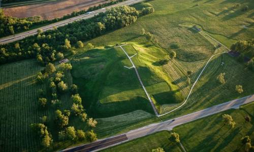 Cahokia in modern-day Illinois (left), what it may have looked like (center, right). Monk’s Mound is