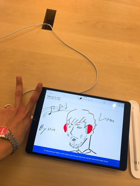 fymonsta-x:  (170720) Minhyuk’s Fancafe update This was at the Apple Store in Atlanta Somebody