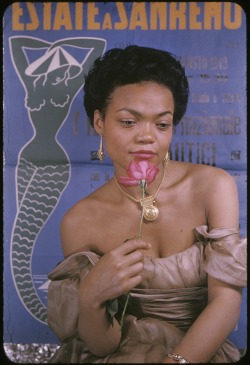 lapitiedangereuse: Eartha Kitt,rose,1954