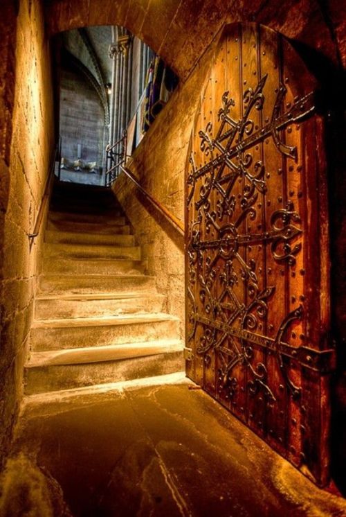 legendary-scholar:  The door to the crypt