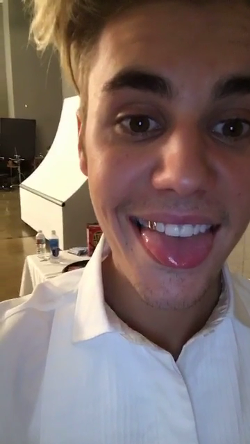 biebfeetinfatuation:He looks so sexy this weekLook at him!! Angel faceand gosh!! this TONGUE!!