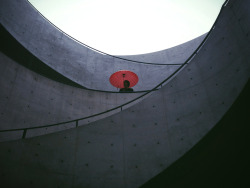 corascene:Red umbrella by _tuck on Flickr