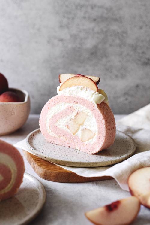 sweetoothgirl:  White Peach Swiss Roll  