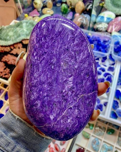 How ABSOLUTELY Beautiful This Chatoyant Charoite.