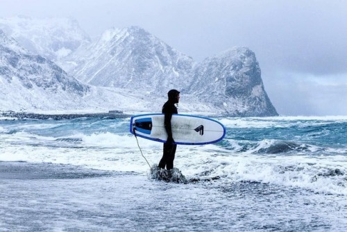 In honor of the winter games, get chilly with a lil’ cold water surf. : @matstorbergsen  #mans