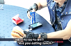  Hoya demonstrating how Dongwoo gets hungry + a sarcastic Sunggyu 