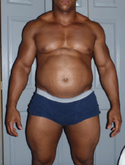 gainerguy:  phatbeeflove:  belly could be bigger but still hot   This is a goal to be like! Inspiration!