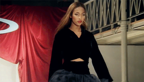 flaminghomer:  expertly working the skirt