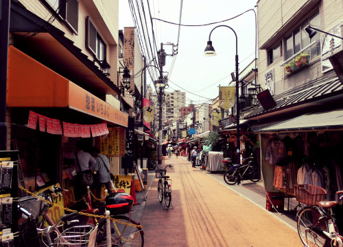 minuga-hana:Tokyo　２０１３ by Holland JapanVia Flickr:東京　2013年 Yanaka 谷中銀座