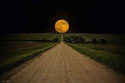 forestofravens:  Just wow. The super moon rising in North Dakota. - Imgur 