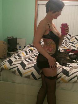 mymarinemindpart4:  Army girl showing off