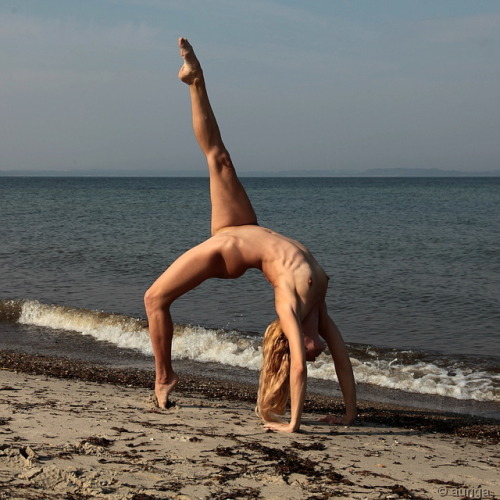 gnubeauty: Eka pada urdhva dhanurasana by Freespirit© auriga