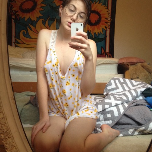 hairy-chubby-natural:  teavibes:  🌻❤️  One of the hottest hotties around. 