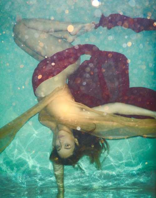 Porn Pics flyandfamousblackgirls:  Beyoncé’s underwater