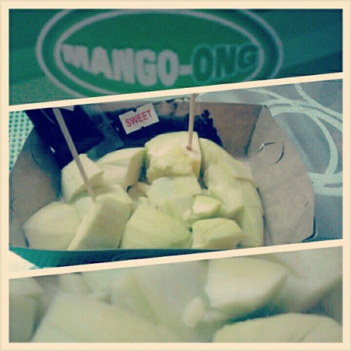 Mango-ong :)))) Thanks to kuya @docharry for this. #mangoes #sour #bagoong #instafood #igfood #igdai