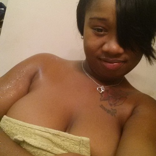 mzthickemss:  Damn Baby 😘🙊🍑 https://m.connectpal.com/mzzthickemss