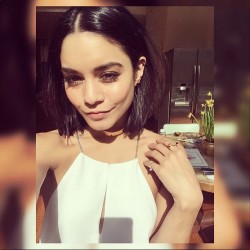 vanessahudgens:  Who needs a lob when you can have a bb (blunt bob)!! Thanks to my boo @kristinabarricelli @gemini14salon