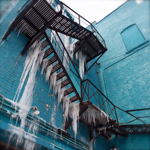 artunderus:BLUE WATER FALLSNature in action in the city. Some things are simply a joy for no real re
