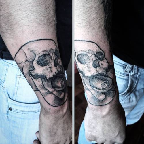 Caveira e rosa para o Caio!Obrigado mano! #tattoo #Blacktattoo #skull #cranio #ricardoalmei #apuca