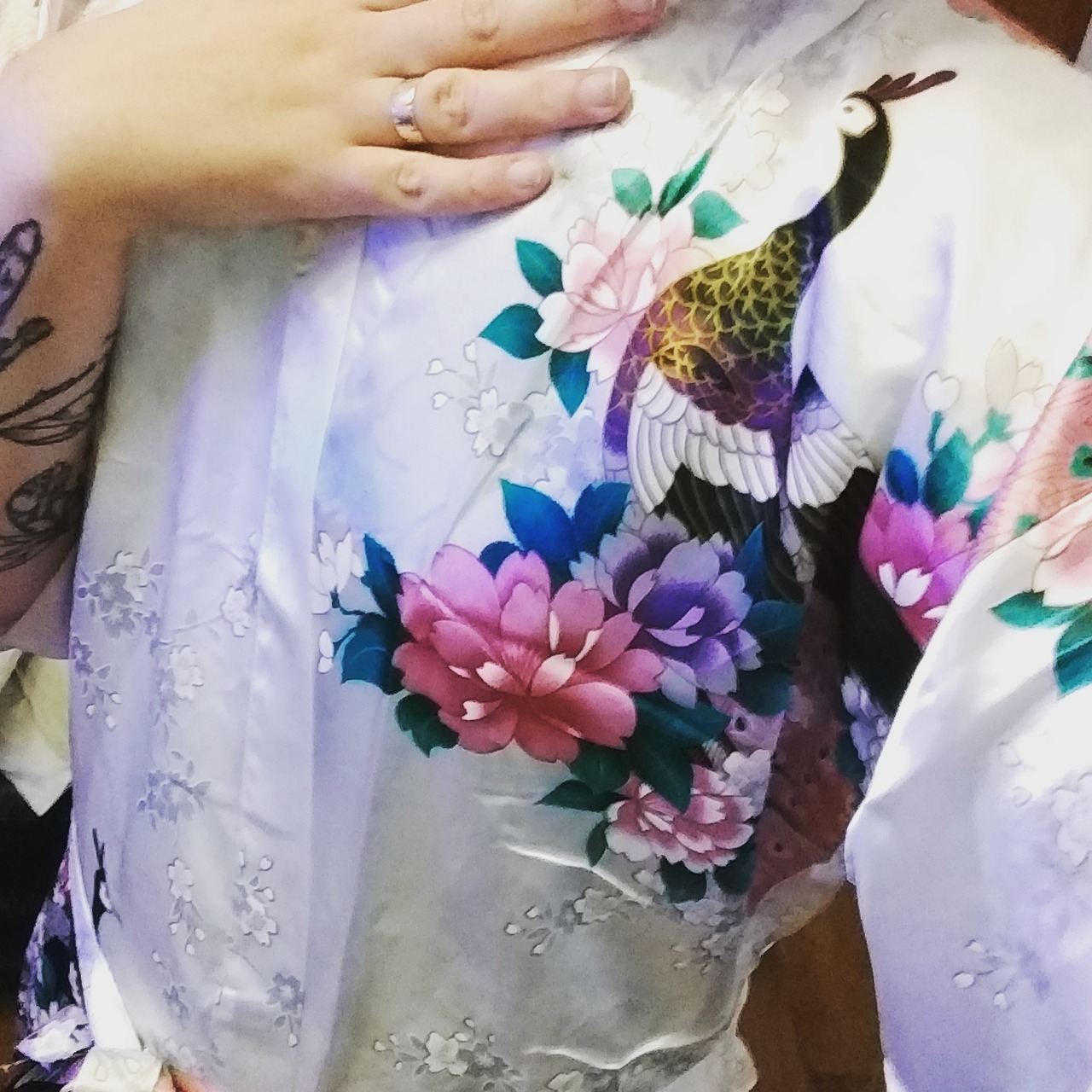 residentevii:  Silk kimono pussy coconut lipgloss event