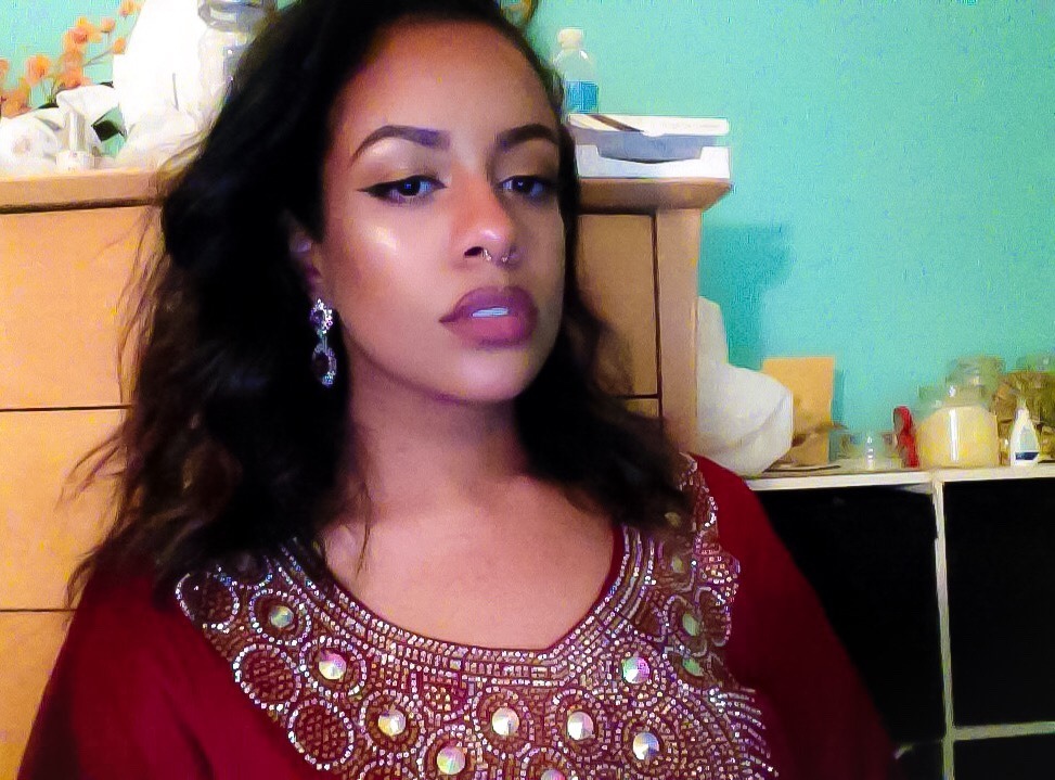 shawty-arabia:  Eid Mubarak 🌙  Wow she looks like Aaliyah !