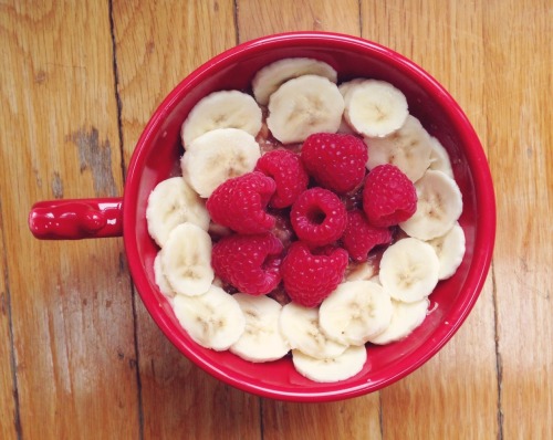 Almond butter oatmeal, bananas and rasberries on this beautiful Sunday morning :)