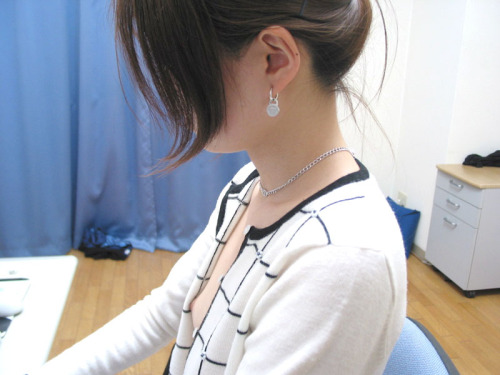 薄着になればこんなうれしい胸チラ見れるんだなｗｗｗｗｗｗｗ - パンピログ