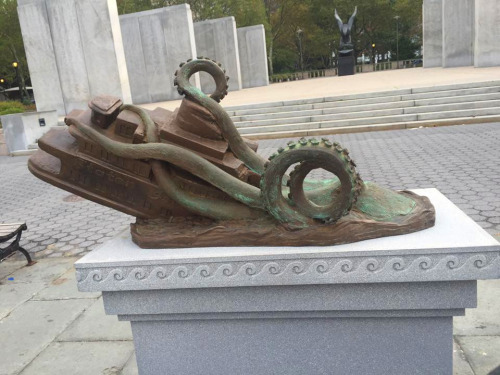 itscolossal:  Elaborate Bronze Memorial Dedicated to Staten Island Ferry Octopus Attack Tricks Tourists   Muahahaha!