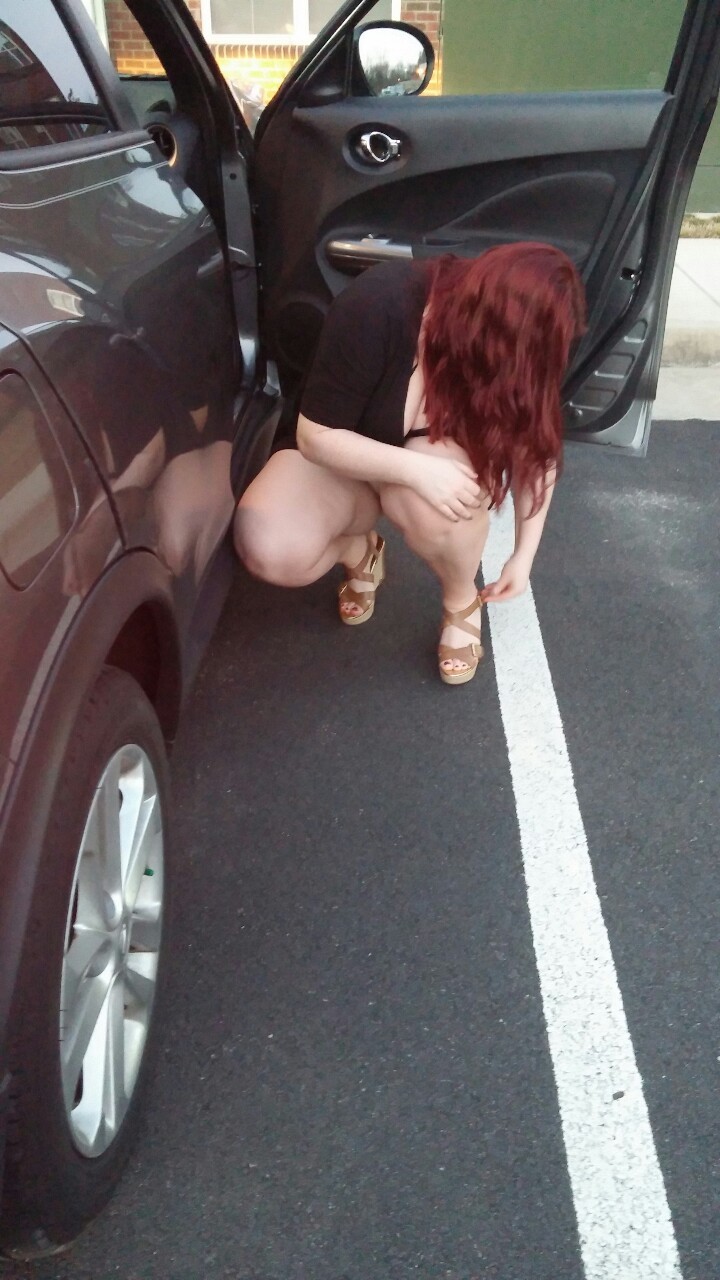 bbwsrock:  weliketoplay7384:  She knows what I like… panty free… EZ      (via