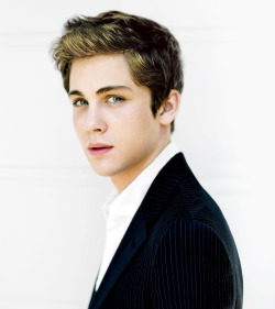 as-my-hope-comes-alive:  He is perfect *-*