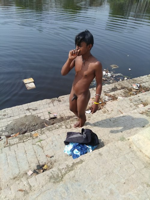 weerapaul: elnegroluispe: cyberpatamon1: Ajay, this boy saved an injured bird which was drowning and