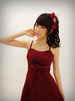 genta48:  吉田朱里 - Google+  政権放送！ 今日から見れるので 皆さん！チェックして下さい♡  私の気持ち伝わりますように！   衣装は勝つ！と決意の 気持ちを込めて♡ 赤のドレスにしました！
