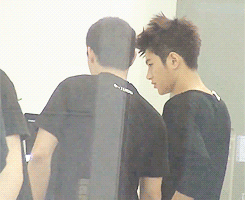 chandoo:  myungsoo testing out the computers at concierge/the apple store   