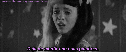 more-smiles-and-cry-less:  Alguien me dijo “aléjate de las cosas que no son