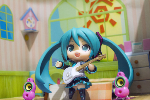risyadn:  So i took another photo of my Hatsune Miku 2.0 Nendoroid. this was taken with Canon EOS 550D.  the result is not very perfect though, i really need to learn more about figures photograph lol. 
