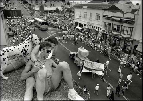 tallerantleft:oscarraymundo:Vintage Photos of San Francisco Pride in the 1980sthat top picture of re