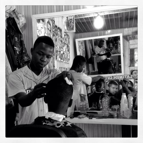 immigrantslenz:Barber Shop! Man at Work! Lapaz: Nana Osei - 2016#lapaz #Accra #ghana #Accra #Africa 