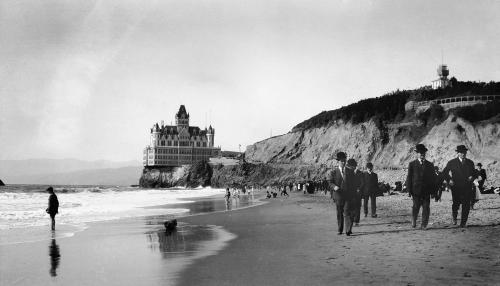 maisons-et-chateaux:Vie et mort de l'Hôtel restaurant Cliff House à San Francisco (1896 – 1907).Détruit le 7 septembre 1907 par un incendie qui fit suite à un tremblement de terre.