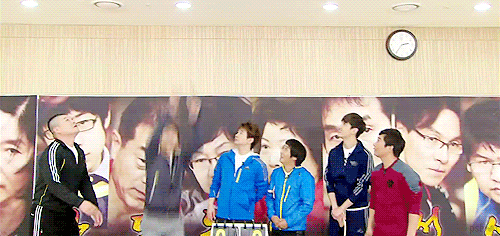pearlescentskyblue:  They asked Minho to jump and touch the ceiling…   