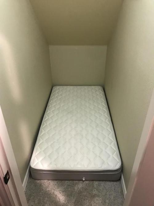 vikingofficial:thingsfittingperfectly:This twin mattress fits perfectly in the under stairs closet f