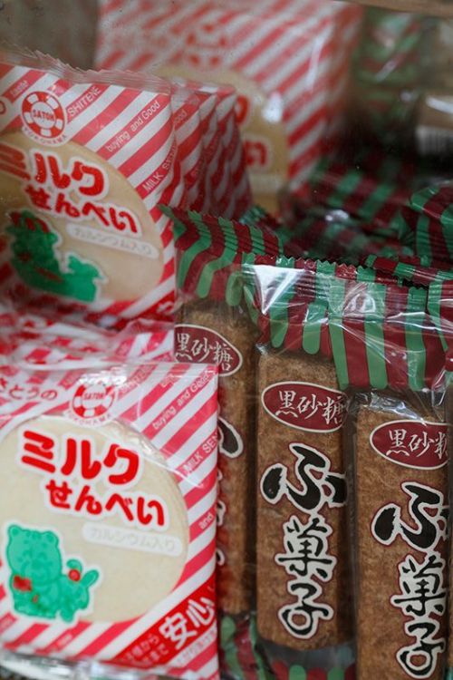 During the Edo period (1603–1868), the more expensive types of candy, made with white sugar, were ca