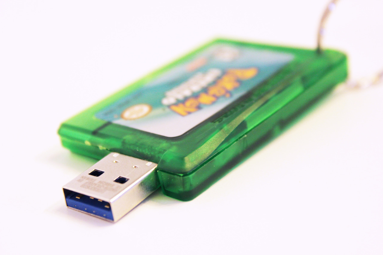 geek-studio:  Pokemon Emerald &amp; Pokemon Leaf Green are back in stock as Flash