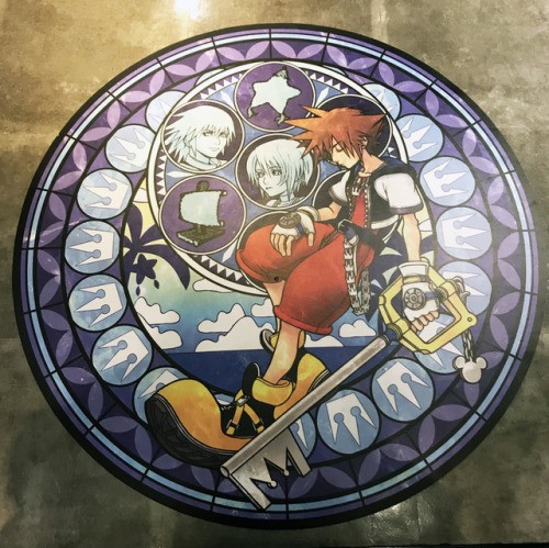 aitaikimochi: The Square Enix Cafe in Akihabara is having a limited time Kingdom Hearts cafe that will go from now until November 10th, 2017, and the decoration and food are AMAZING! All goods at the cafe are also super pretty, following the stain glass