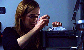 agentverbivore:Fitz seeking out & comforting Simmons             1x13 & 2x11 (deleted scene)