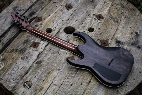 benzaman:Daemoness Cimmerian.This stunning 7-string was built by the wonderfully talented craftsmen 