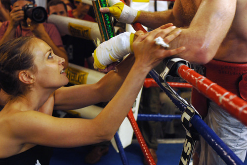 fionaapplerocks:When Fiona Apple went to watch boyfriend Jonathan Ames in a boxing match.