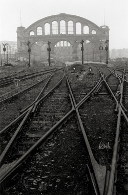 casadabiqueira:  Anhalter Bahnhof, Berlin  Will McBride, 1956